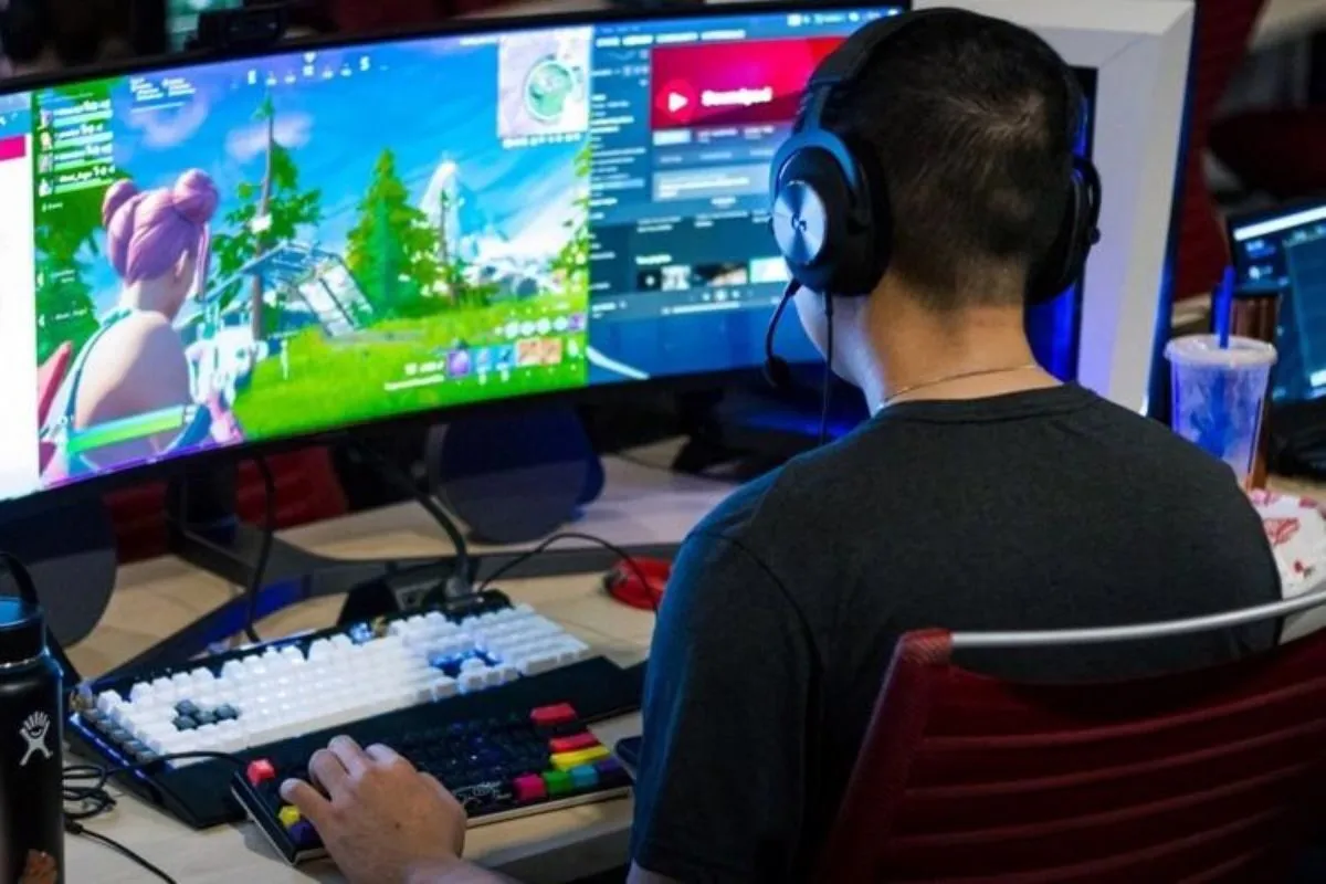 thuê cố vấn khi chơi game bài online